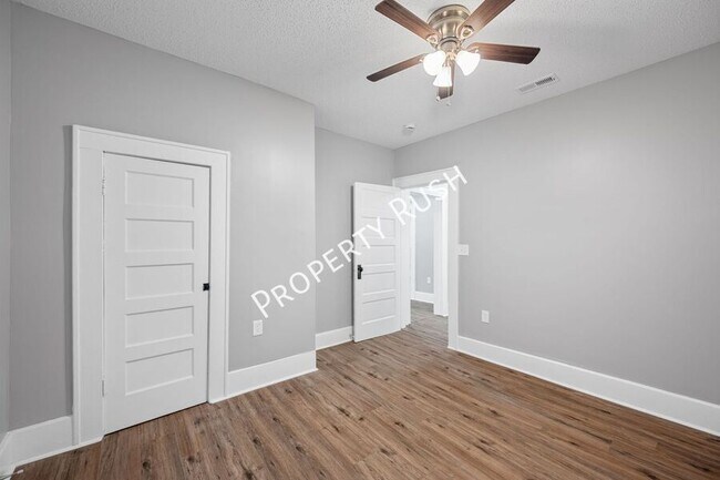 Building Photo - 911 W Pine St