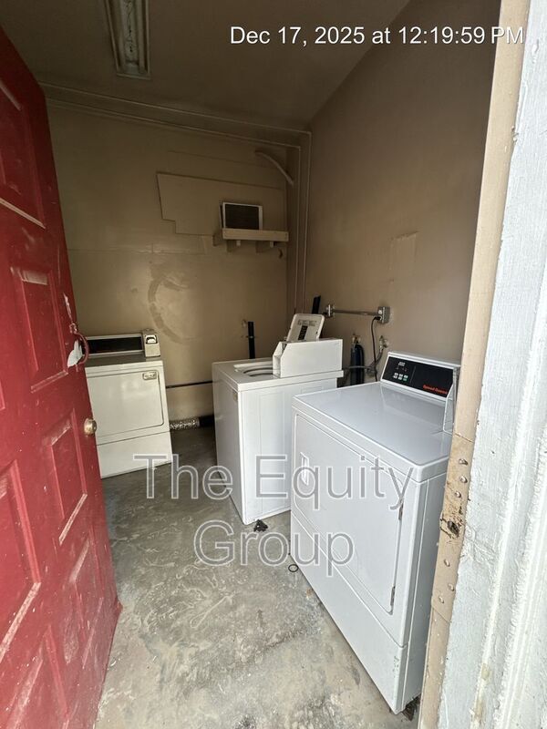 Building Photo - 830 Davis St