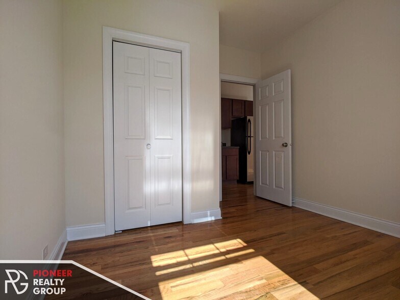 Building Photo - 949 W Cornelia Ave