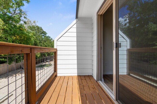 Building Photo - FULLY FURNISHED 3/3 Townhome in Bobcat Vil...