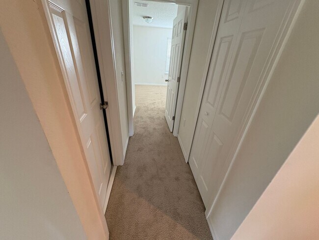 Building Photo - 5 bedroom 3.5 Bath House on Oakland Trails, Easy Turnpike Access No Rear Neighbors