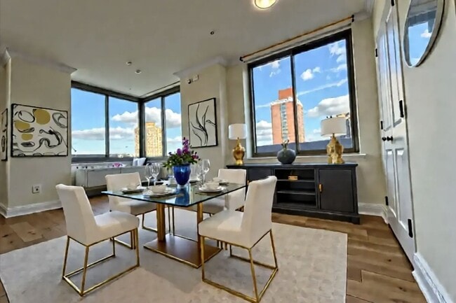 Building Photo - 400 E 90th St