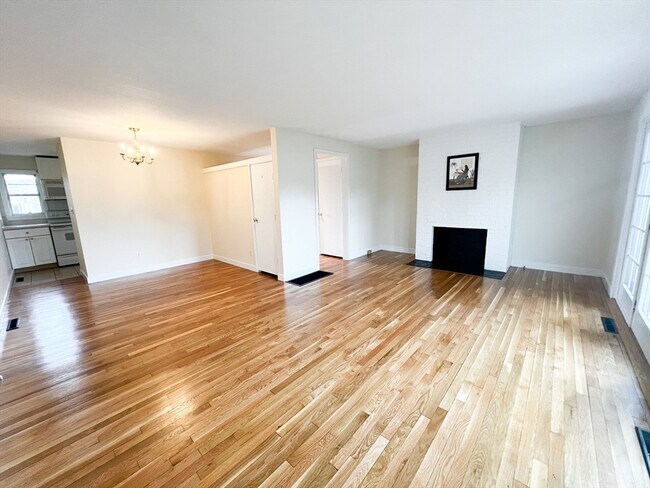 Building Photo - 11 Oak St