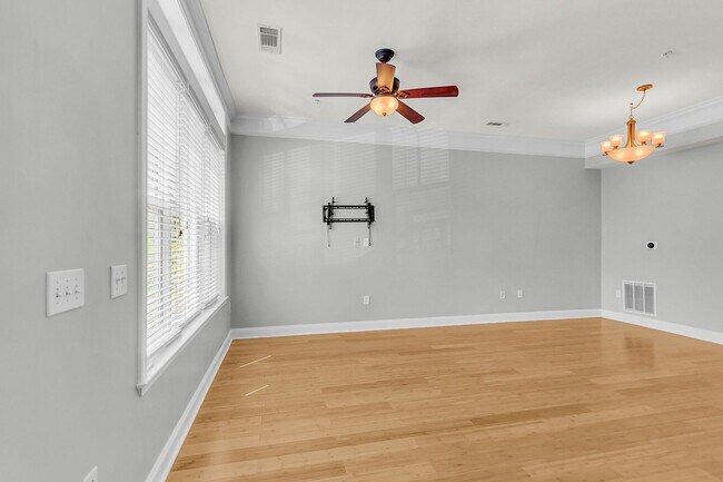 Building Photo - 200 River Landing Dr