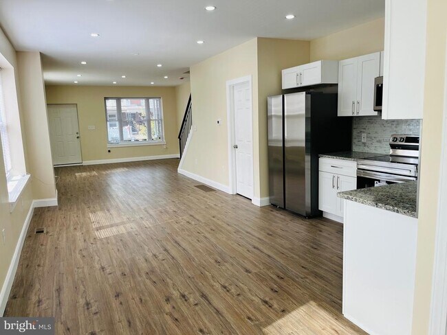 Building Photo - 633 S 57th St