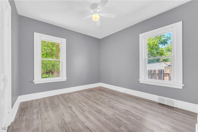 Building Photo - 364 E 161st St