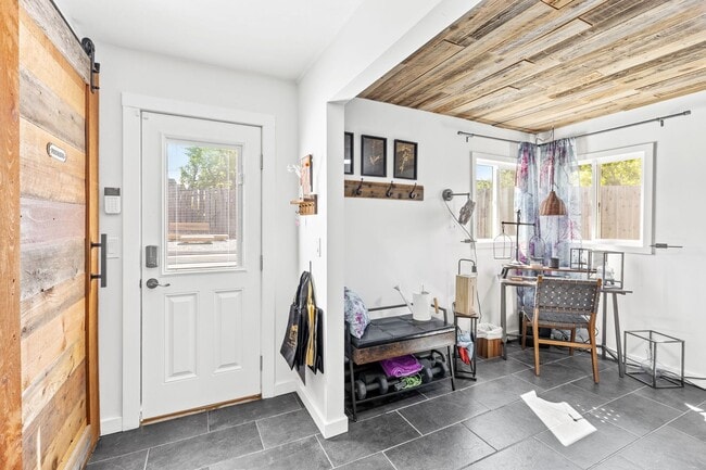 Building Photo - Fully Furnished 3-Bedroom, 1-Bath Modern B...