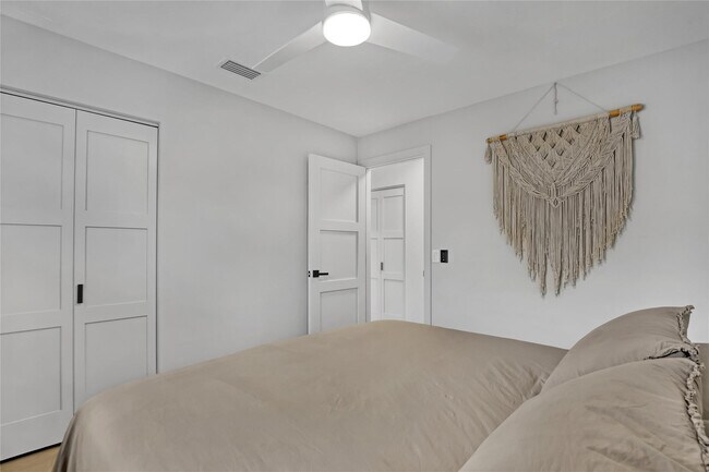 Building Photo - 414 W Mango St