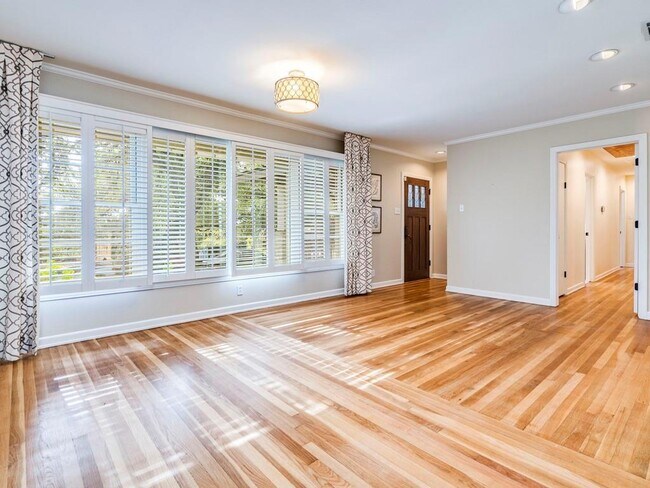 Building Photo - 404 Almarion Dr