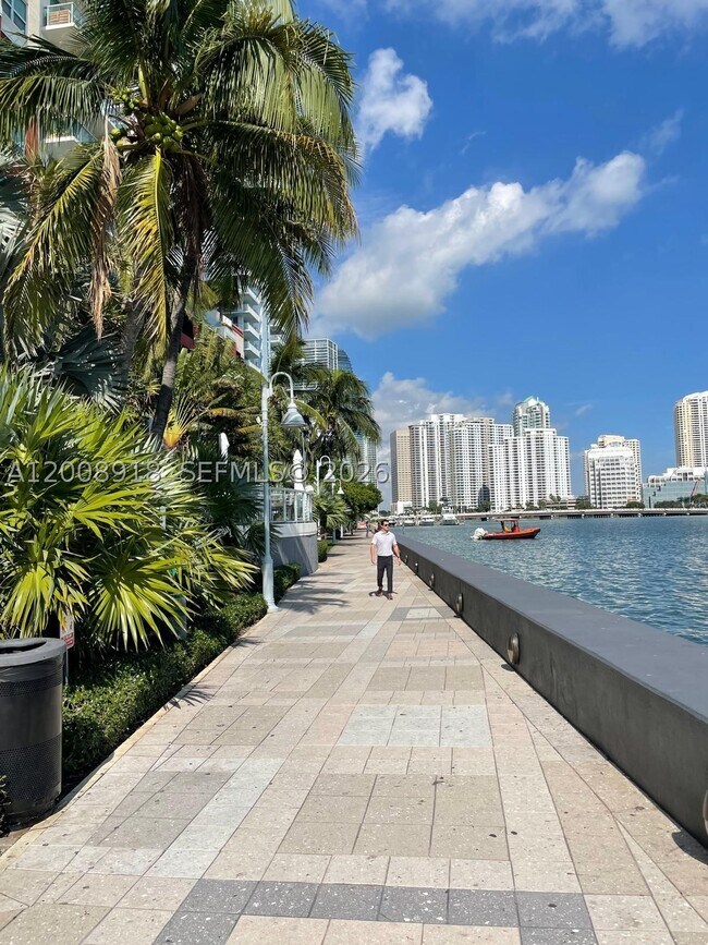 Building Photo - 1155 Brickell Bay Dr