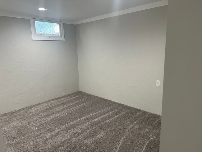 Building Photo - 5 bedroom 2 1/2 bath home for rent