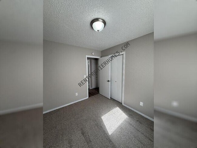 Building Photo - 1720 SE 7th St