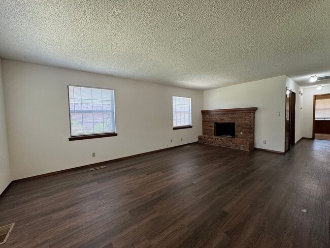 Building Photo - Gorgeous 3 bedroom 2 bathroom duplex