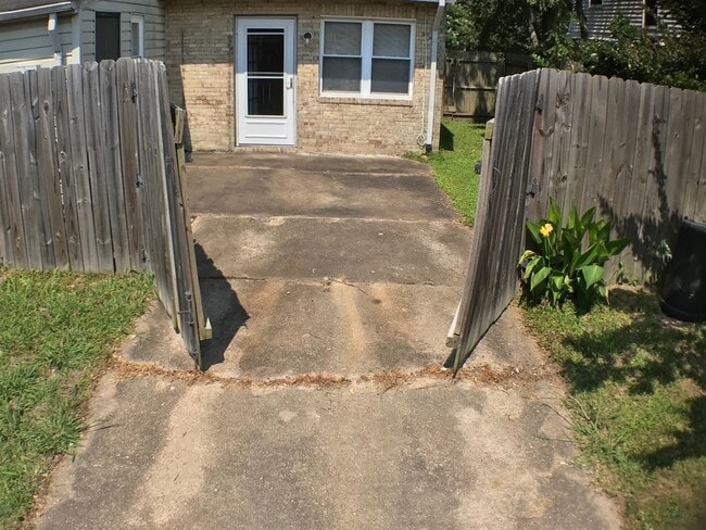 Building Photo - Townhouse Near N Great Neck & VB Blvd
