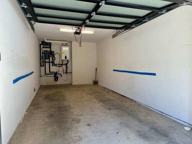 Building Photo - Gorgeous Greenlake Townhouse with Parking