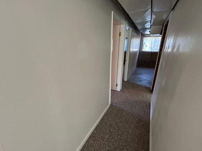 Building Photo - 5 Bed 2 Bath Home with 2 Car Attached Garage in Quiet Nice Neighborhood.