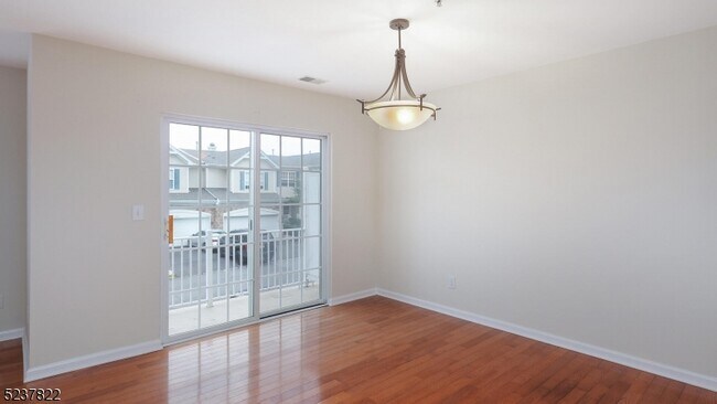 Building Photo - 1044 Shadowlawn Dr