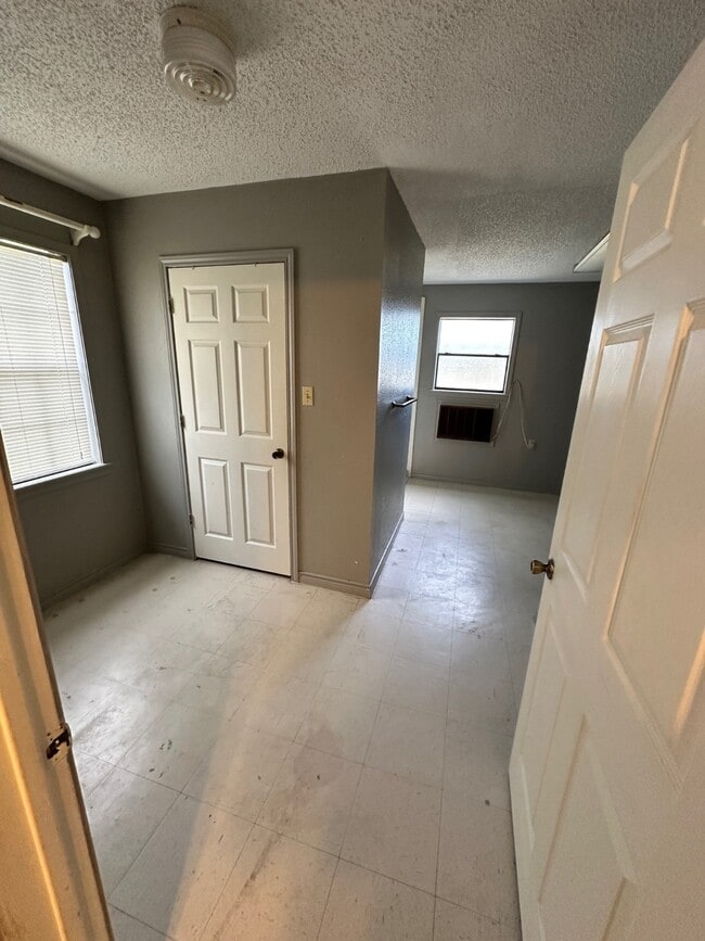 Building Photo - 100 Happy Hollow Rd