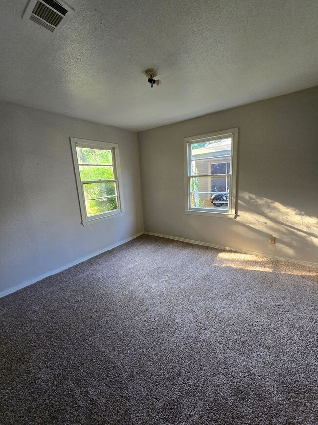 Building Photo - 2 bedroom 1 bathroom