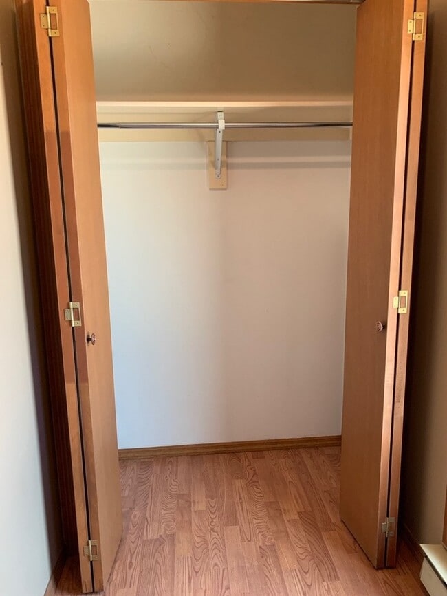 Building Photo - 2 Bedroom 2 Bathroom Condo Close to Campus!