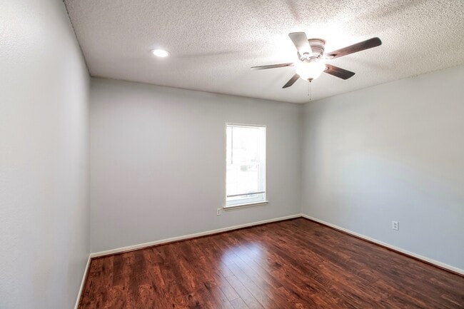 Building Photo - 918 Long Prairie Dr