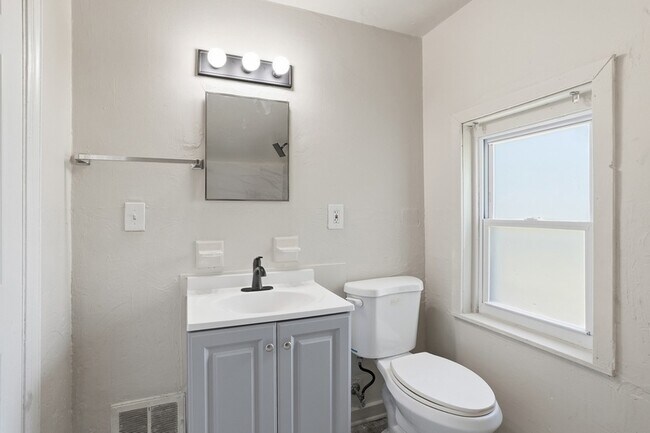 Building Photo - 624 Elm Dr