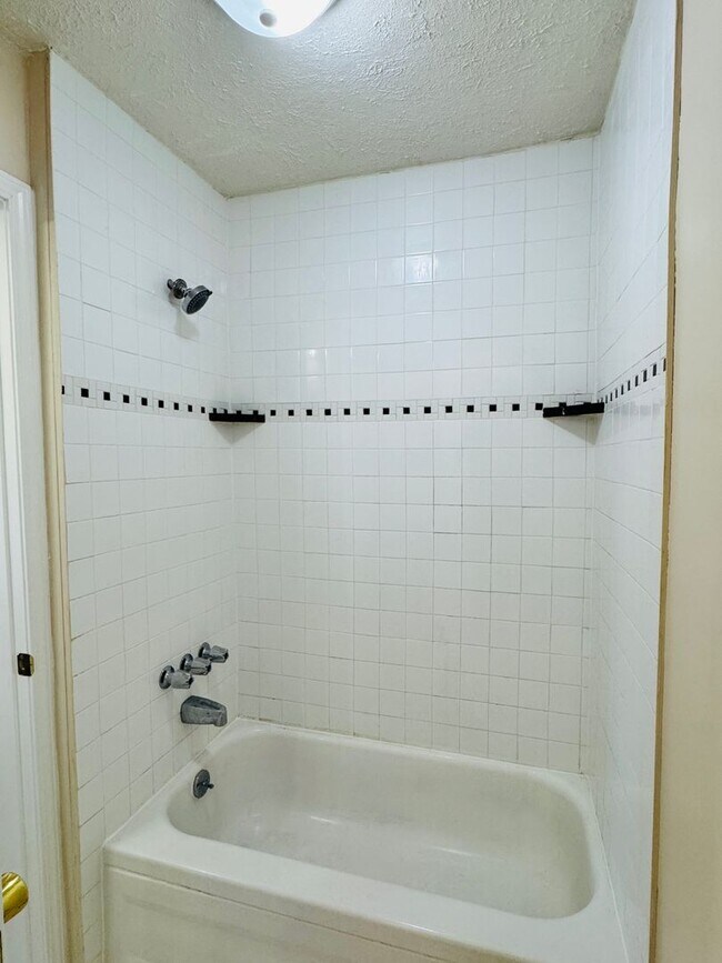 Building Photo - Adorable 3-bedroom!!