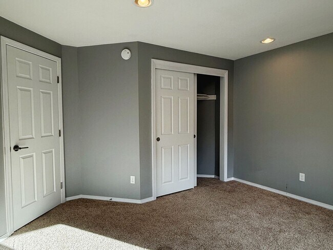 Building Photo - Bright & Spacious 3-Bedroom Home – Ideal f...