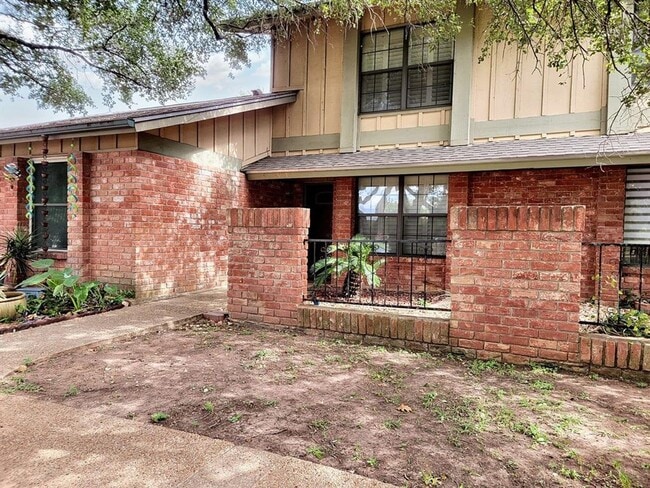 Building Photo - Cozy 3 Bed, 1.5 Bath Rental with Garage an...