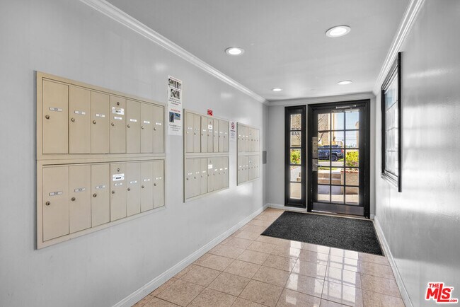 Building Photo - 1515 S Beverly Dr