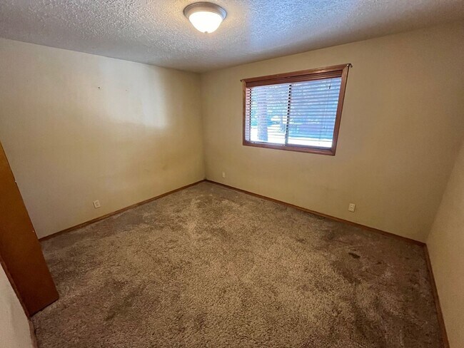 Building Photo - 2858 NE Daggett Ln