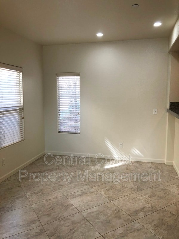 Building Photo - 10 Carmel Cir