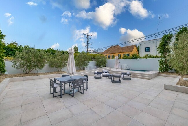 Building Photo - 999 N Doheny Dr