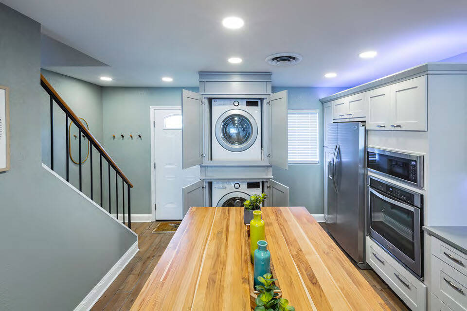 Kitchen &amp; Laundry - 3000 Golden Rd