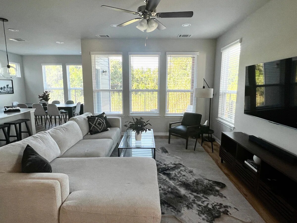 Living - 1025 Harwell Loop