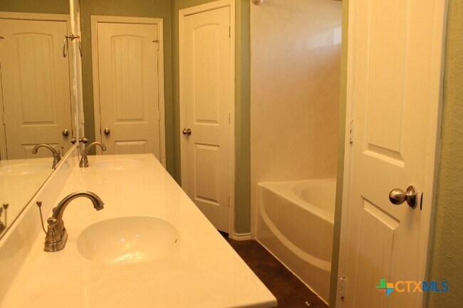 Building Photo - 2521 Heartland Ave