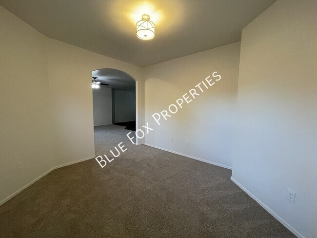 Building Photo - 8721 N Black Pine Dr