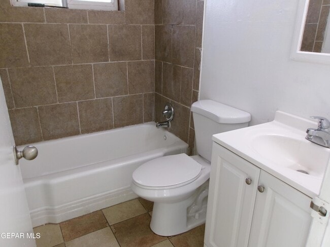 Building Photo - 10910 Dyer St