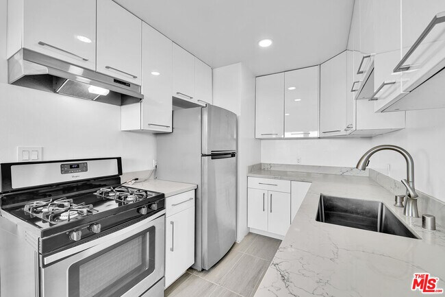 Building Photo - 926 N Spaulding Ave