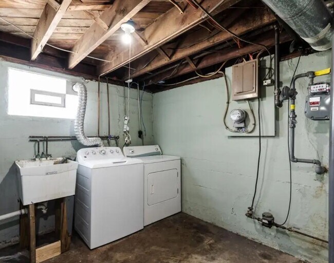 Building Photo - 2556 Williams Ave
