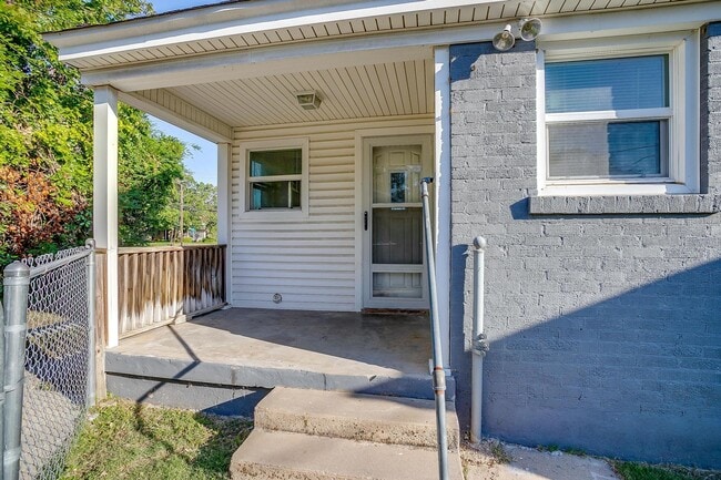 Building Photo - One Side of Great Duplex Near TCU- 1 Bed, ...