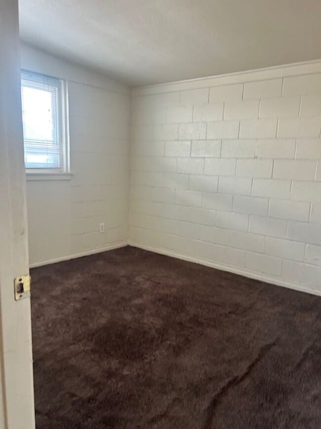 Building Photo - 922 Brookfield Dr