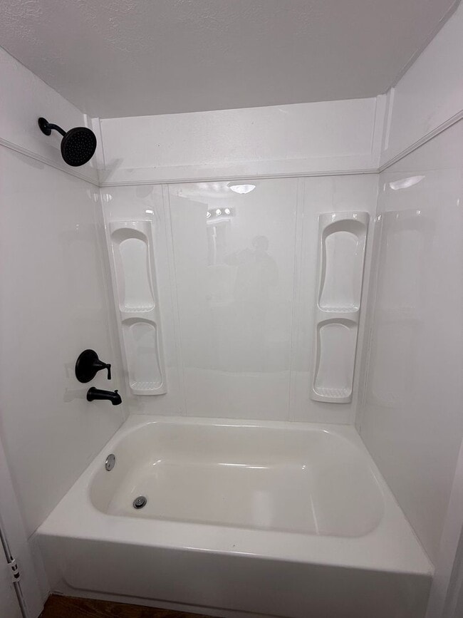 Building Photo - Newly Remolded 2 Bed 1 Bath