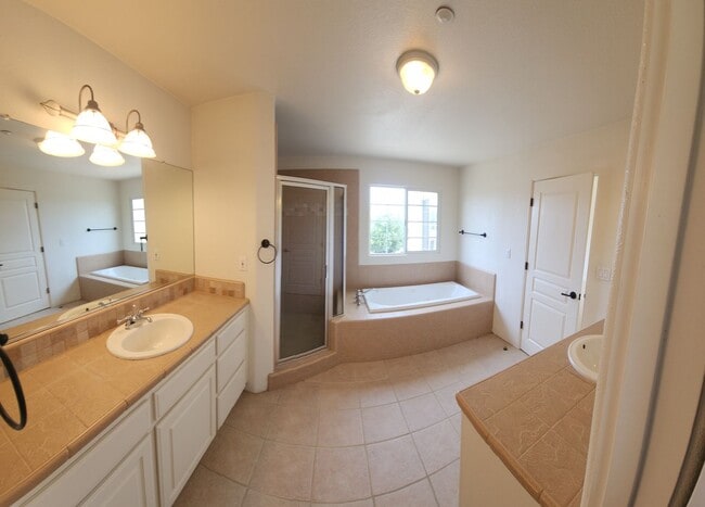 Building Photo - Contemporary Beautiful Spacious 4 bed 3 bath home