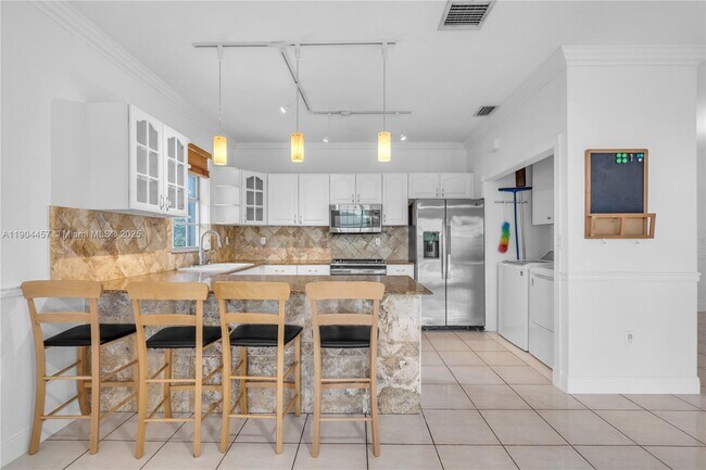 Building Photo - 1541 E 6th Ct