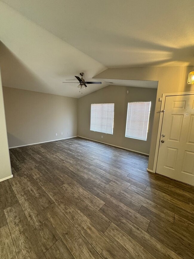 Building Photo - Beautiful 2 Bedroom 2 bath single level fo...