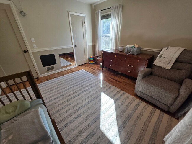 Building Photo - Charming Charleston Classic close to PSNS!