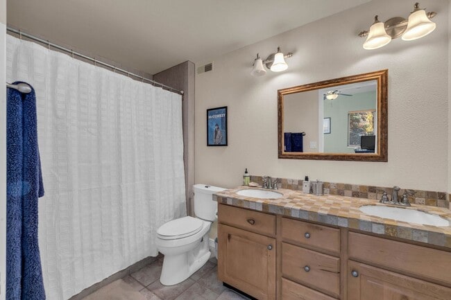 Building Photo - 2 Bed Pinecreek Condo with garage