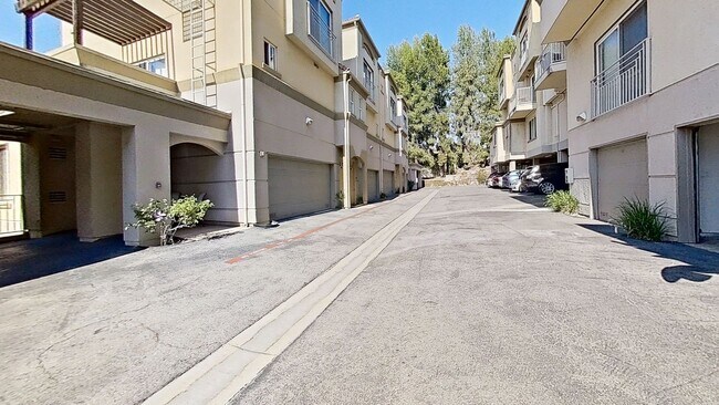 Building Photo - Townhome in Gated community in Woodland Hills