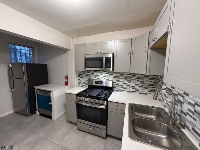 Building Photo - 28 Kenmore Ave